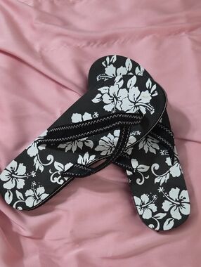 Women's Black Floral Print Flip-Flop Sandals